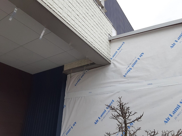 軒とのクリアランスと防水処理の確認